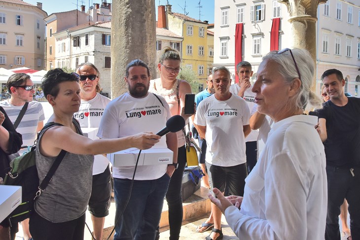 Članovi referendumske inicijative i bivša predsjednica Vijeća Dušica Radojčić (snimio Duško MARUŠIĆ ČIČI)